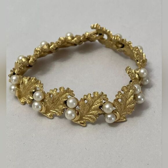 TRIFARI VINTAGE BRUSH GOLD LEAF & PEARL LINK BRACELET 1960s - Picture 1 of 8